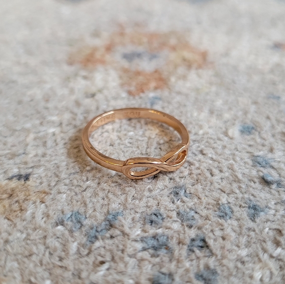 Rose (faux) gold infinity ring - Picture 1 of 3